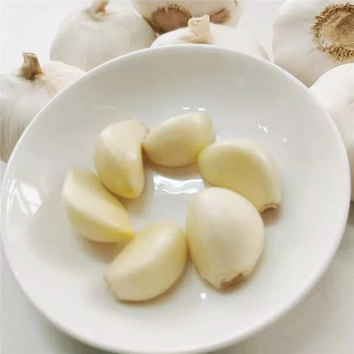 Fresh Peeled Garlic And Normal White Garlic